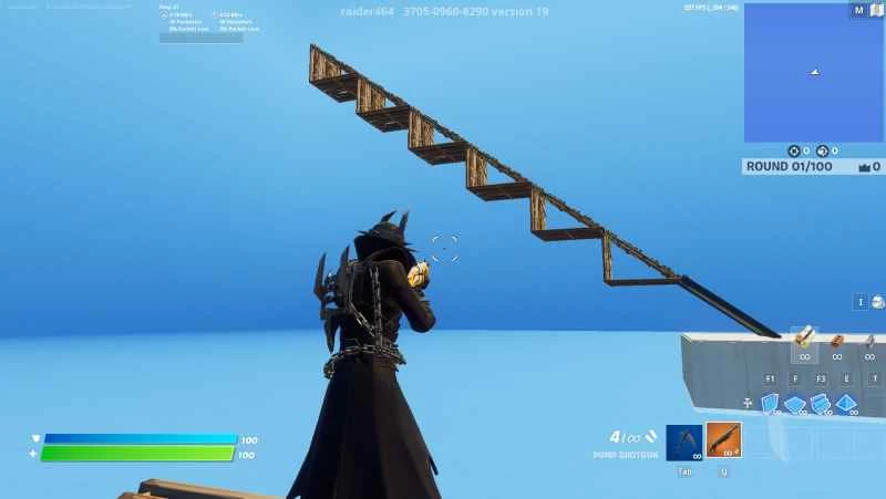 一名《要塞英雄》玩家站在自由建造地圖中，看著一個用木頭做的三層斜坡。