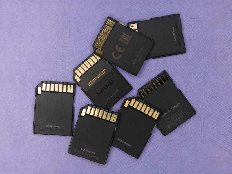 七張SD卡鬆鬆地堆放在紫色的桌面上。