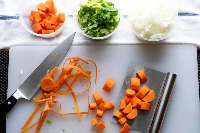 蔬菜已切好並擺放好