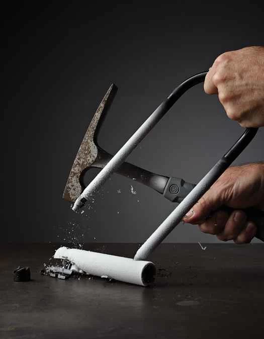 一把錘子和一塊鐵