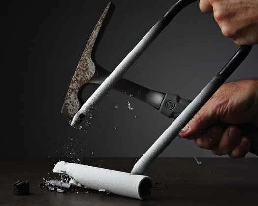 竊盜科學：用壓縮空氣罐凍住自行車鎖，然後用鐵鎚砸碎它