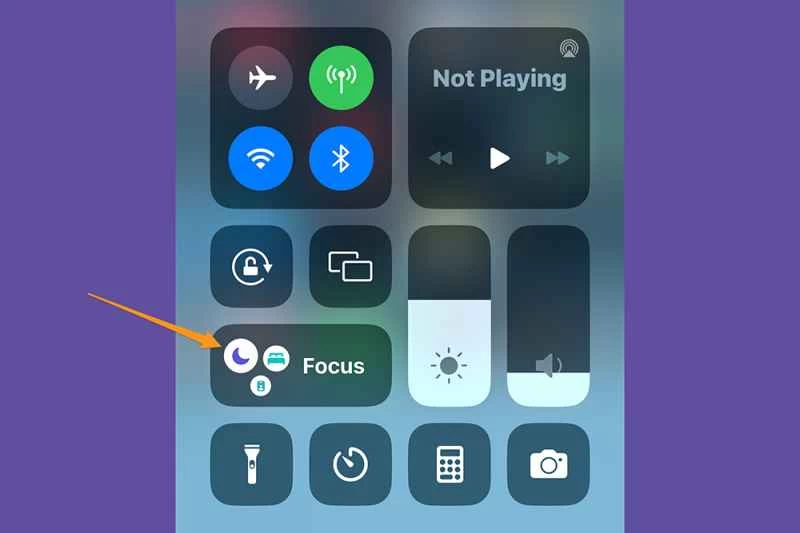 iPhone 控制中心，顯示「勿擾模式」的位置，您可以使用該模式暫時停止共享您的位置。