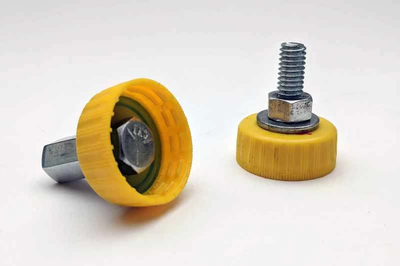 在蓋子上加裝螺栓