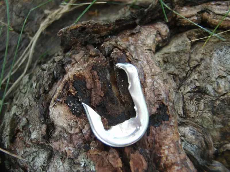 啤酒罐的拉環扭成了魚鉤。