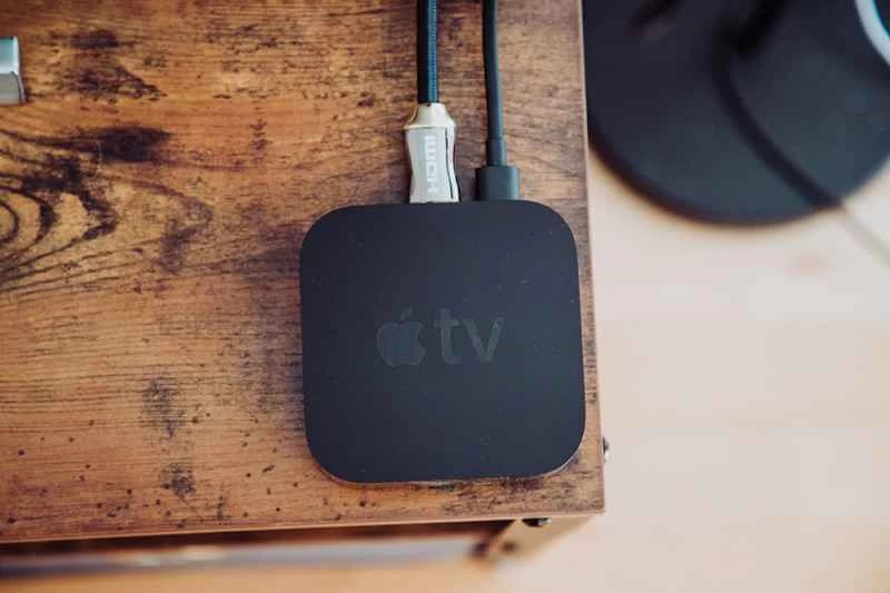 木桌上的 Apple TV 媒體播放器。