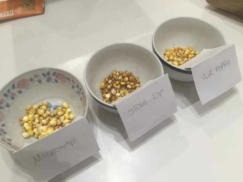 微波爐、爐灶和空氣爆米花機爆出的半顆爆米花