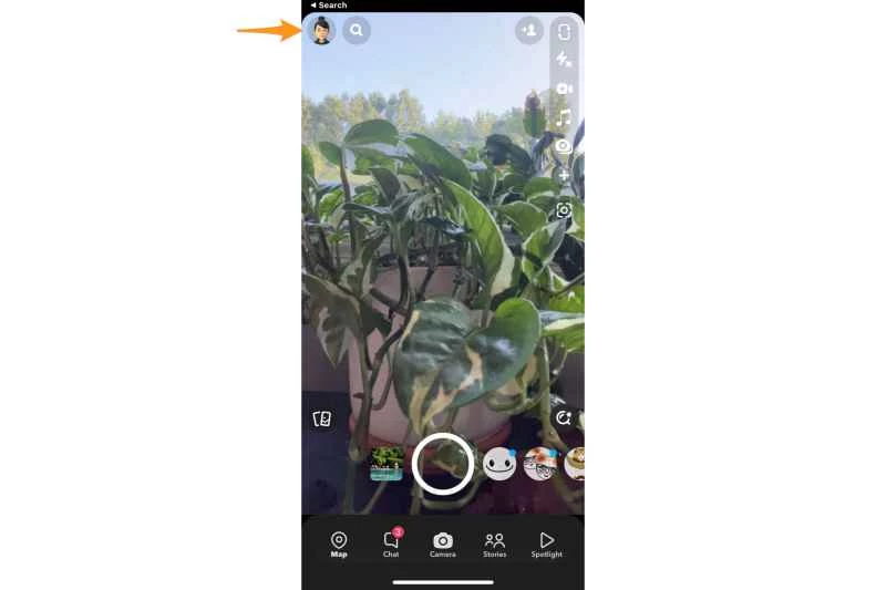 手機螢幕左上角帶有Bitmoji表情。
