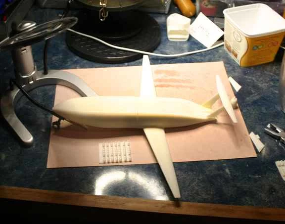 唐的組裝台上的飛機