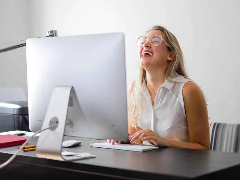 表情符號和反應 GIF 讓 Slack 更有趣。以下是如何建立它們的方法。