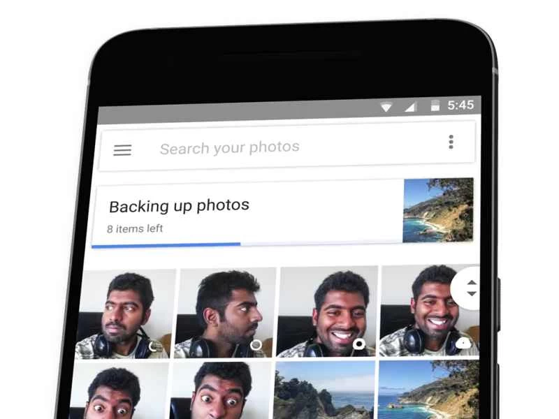 使用 Google Photos 將照片備份到雲端的手機。