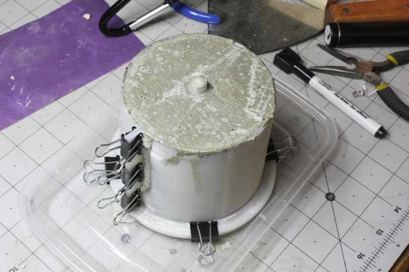 一個裝滿濕混凝土的3D列印花盆模具