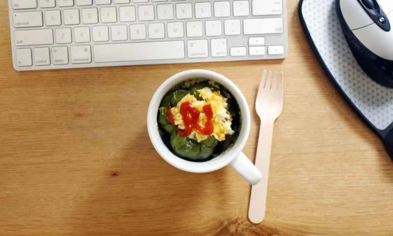 微波爐加熱的釀辣椒放在桌上