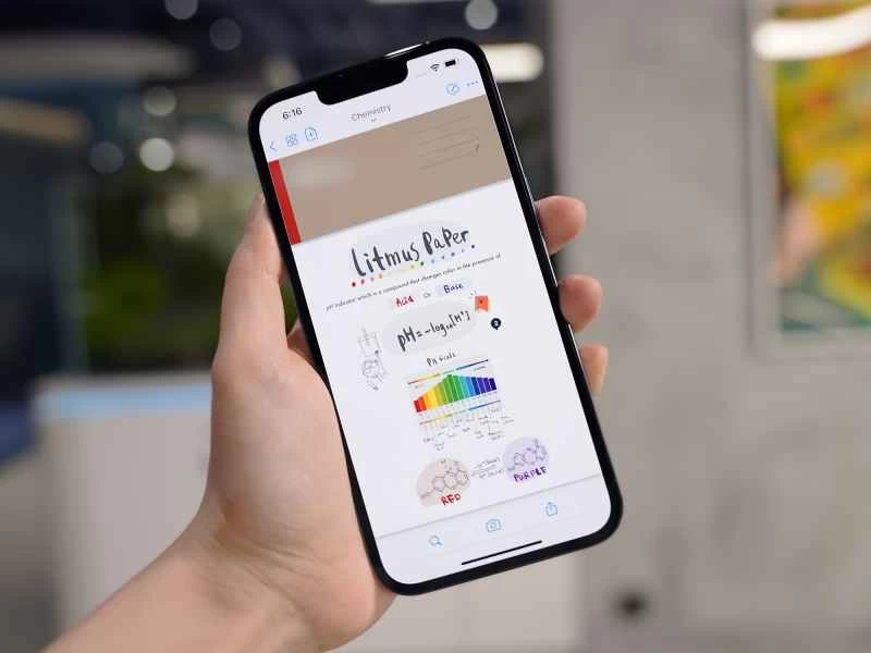 一位正在 iPhone 上使用 GoodNotes 應用的用戶。