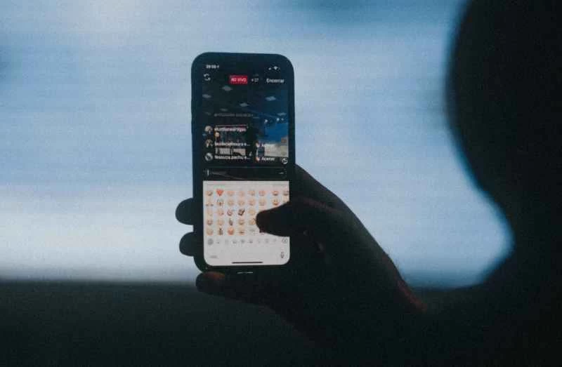 有人使用 Instagram 進行直播。