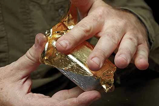 用金箔覆蓋吧台。