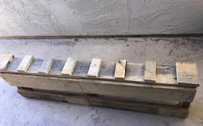 用木托盤做成的酒架，底部還附有簡易的酒杯架。