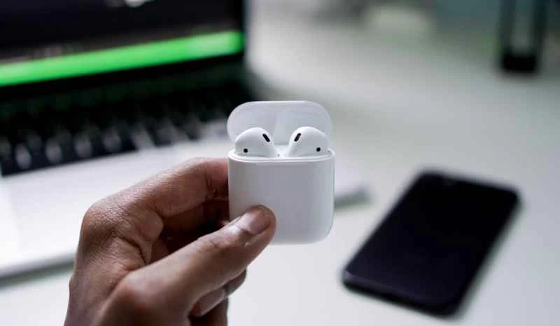 是的，你可以在任何非蘋果設備上使用 AirPods。方法如下。