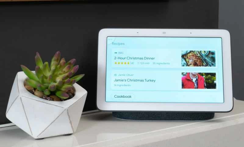 客廳裡的 Google Nest Hub 顯示可供選擇的烹飪食譜