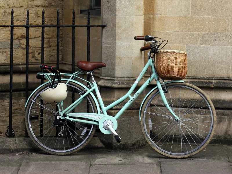 附前置籃子的自行車