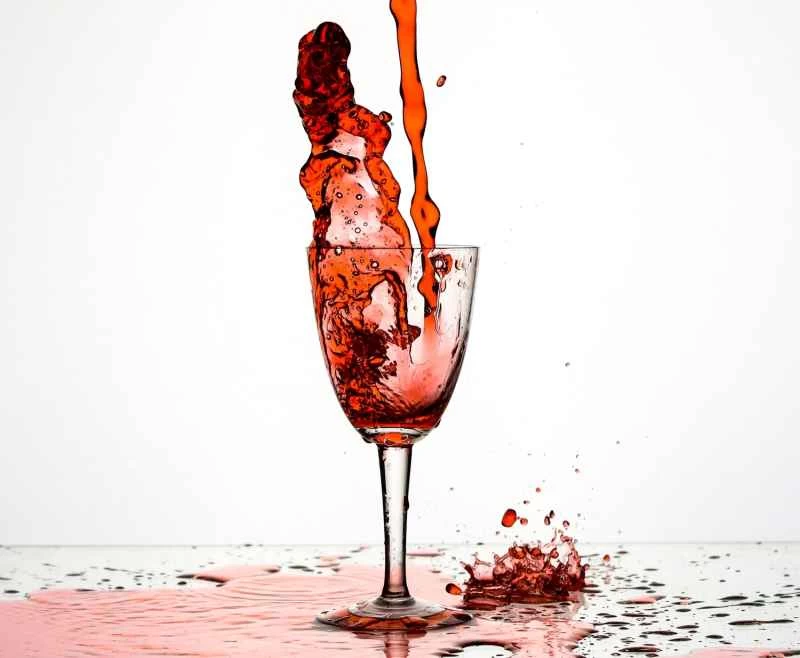 一杯灑出來的紅酒