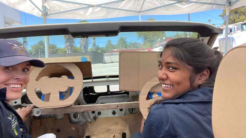 這個面向女孩的STEM俱樂部將一輛真正的寶馬車改裝成了一輛很棒的賽車模擬器