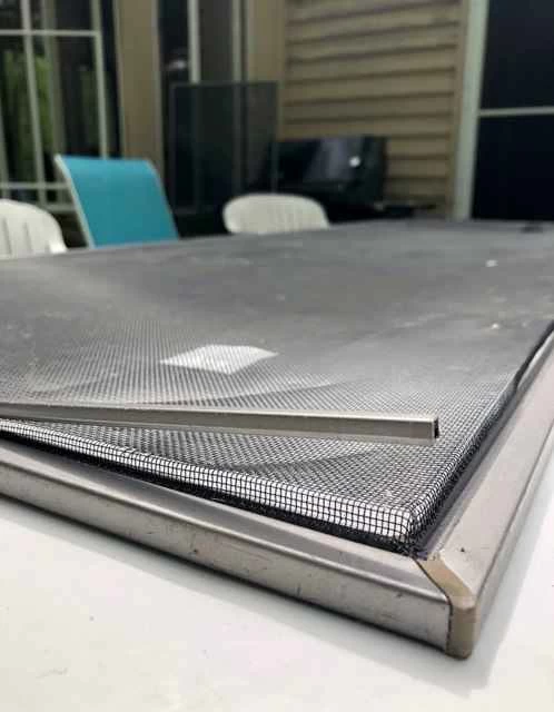 金屬嵌條的窗紗