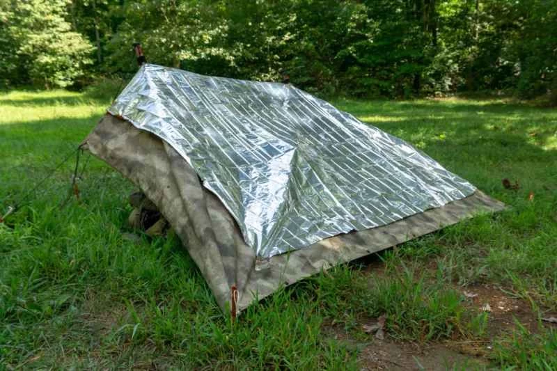 簡易棚頂上的保溫毯