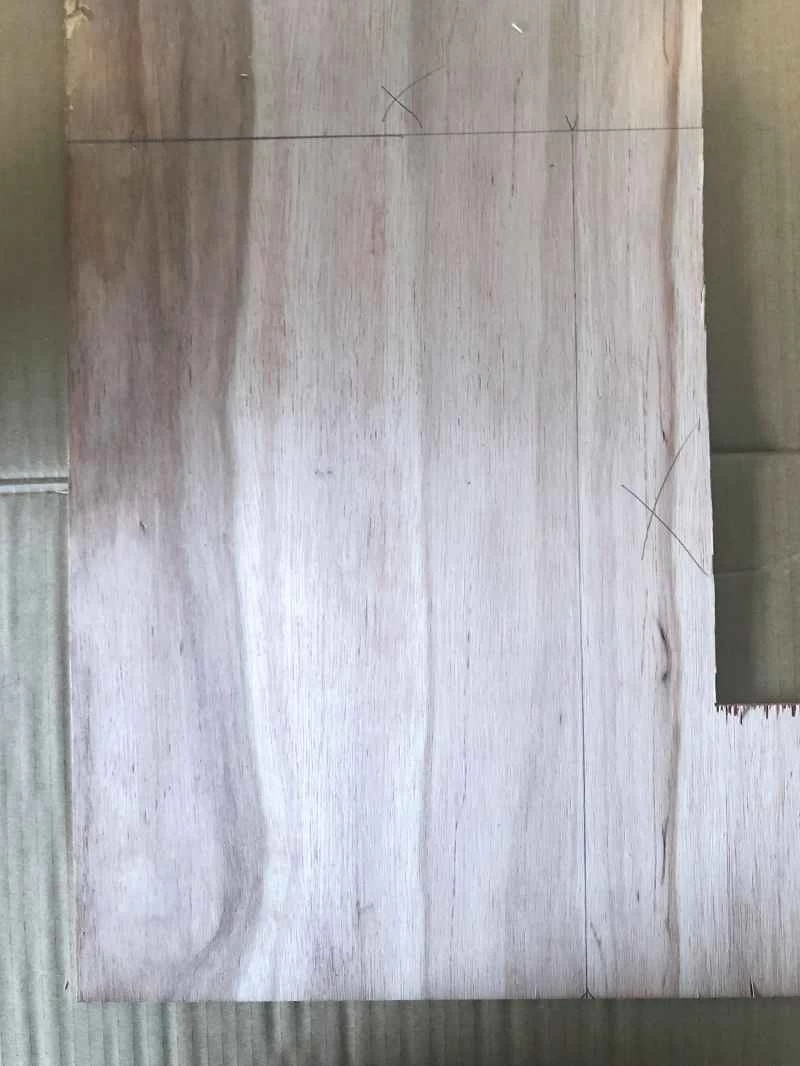 一塊畫著線條的柳桉膠合板