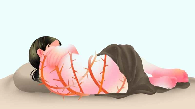 痛苦的女子蜷縮成胎兒姿勢