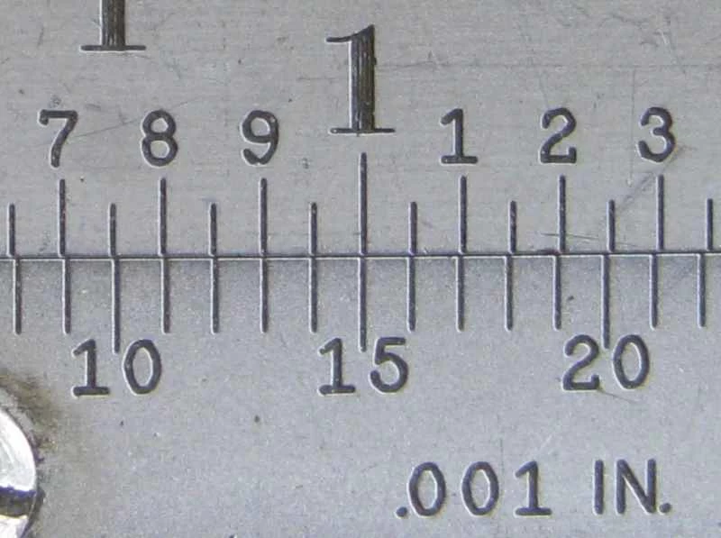 遊標卡尺上對齊標記的特寫。