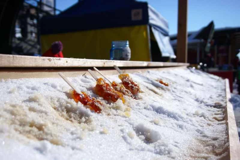 楓糖雪糖是最簡單也最美味的冬季甜點。