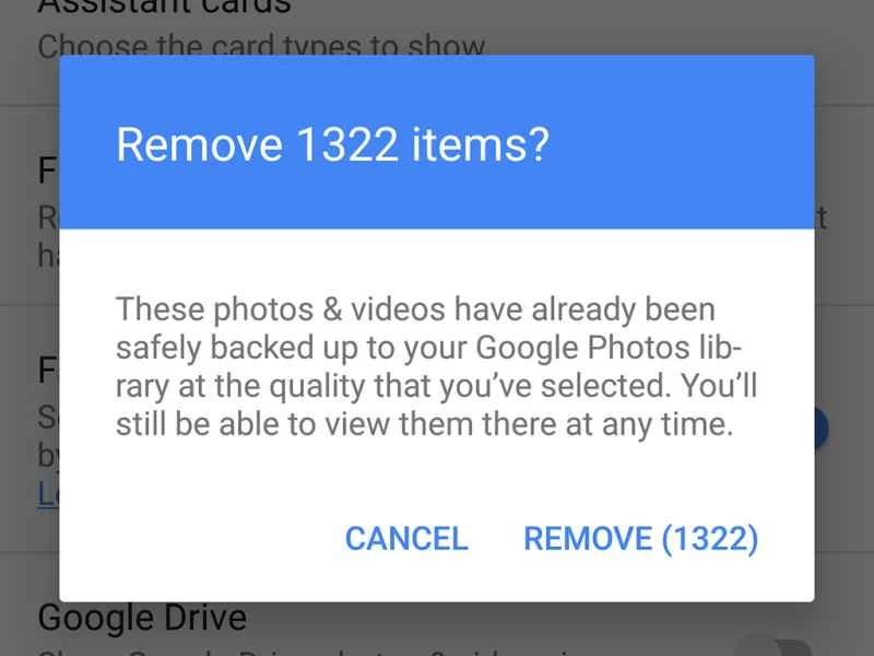 Google Photos 會彈出一個對話框，詢問使用者是否要刪除 1,322 個項目，如果您想釋放手機上的空間，這將非常有用。