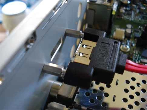 連接到TiVo內部連接埠的電線。