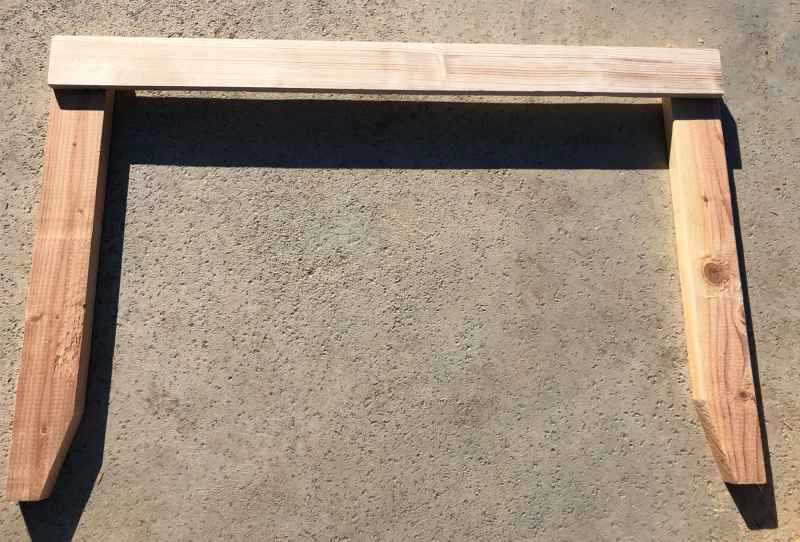 一套簡易 DIY 鞋架的支架，由兩塊 2x4 木材和一塊 1x4 木材製成。