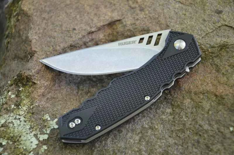 一塊石頭上放著一把折疊刀。