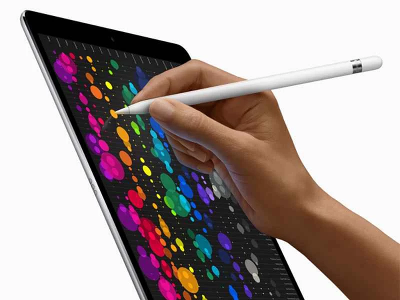 在 iPad Pro 上使用 Apple Pencil 手寫筆的人。
