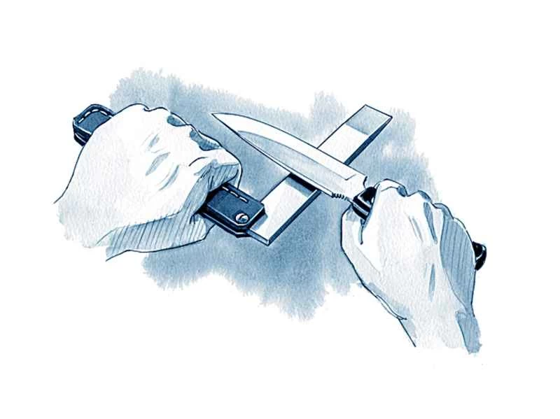 在磨刀器的平面上，用刀刃交替磨削六次左右。