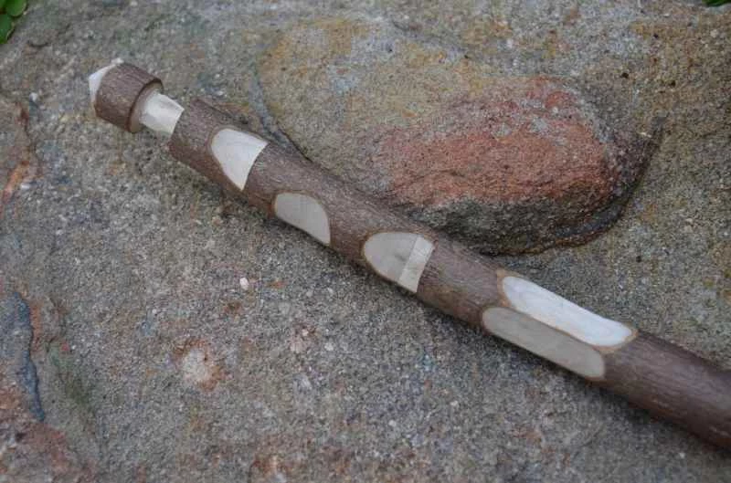 嘗試用木棍雕刻。