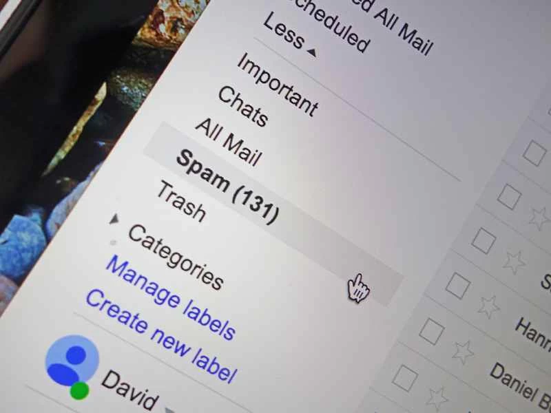 Gmail收件箱，滑鼠遊標停留在垃圾郵件資料夾上。