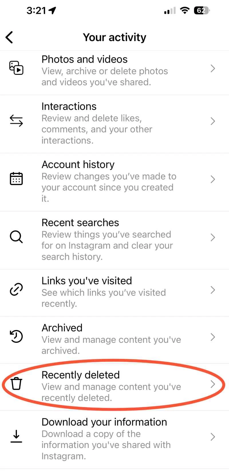 在 Instagram 應用程式中，您的活動頁面會顯示一個橘色圓圈內的「最近刪除」資料夾。