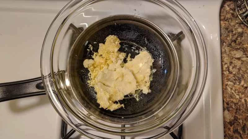 融化的乳木果油和可可脂。