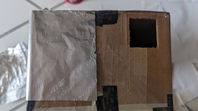 紙箱一角覆蓋著鋁箔紙。