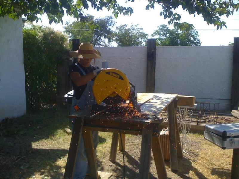 用切割鋸切割鋼筋