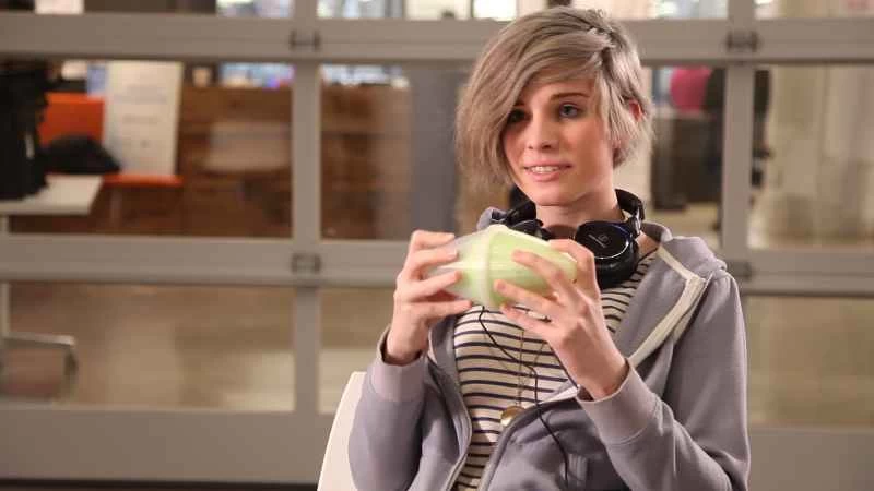 劉易斯拿著緊急面罩艙