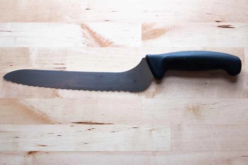 木桌上的鋸齒刀