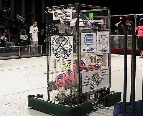 2009 年紐約市舉行的 FIRST 機器人大賽上，一個自製機器人站在競技場內，接受觀眾的檢閱。