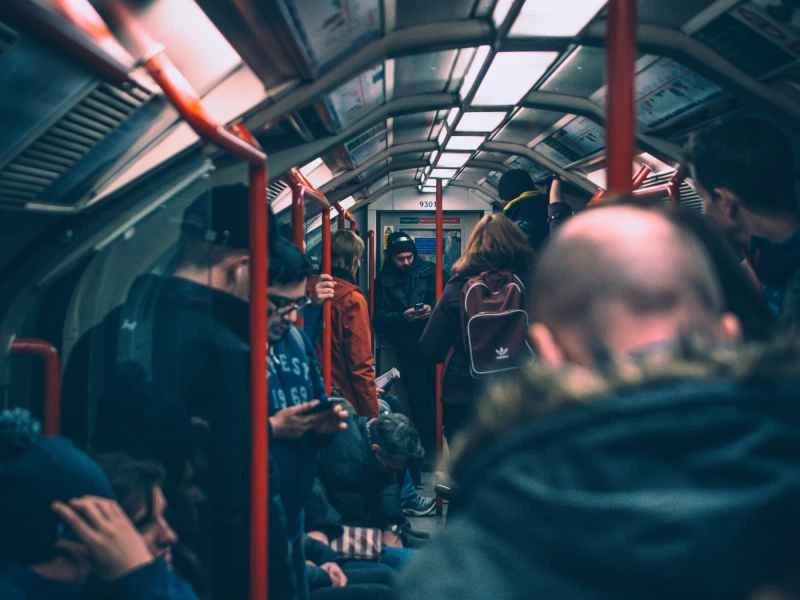 Google 的即時字幕功能可立即為手機或電腦上的任何應用程式添加字幕。