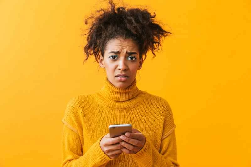 情緒激動的人拿電話