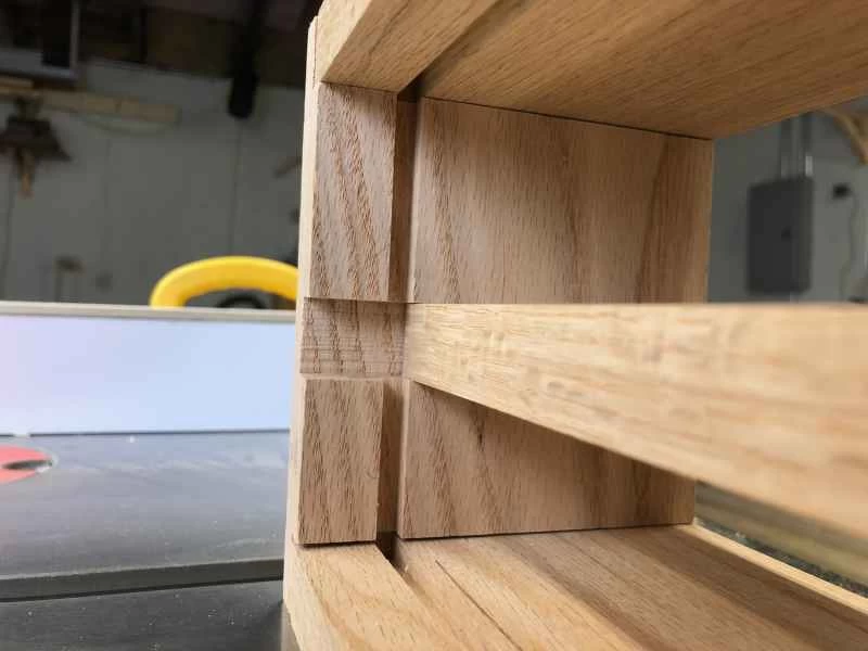 榫槽和榫眼連接將橡木鑰匙櫃架整理架固定在一起