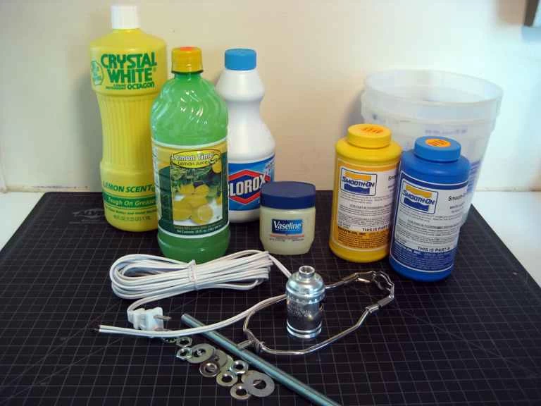 幾個塑膠瓶、電線和液態塑料，用來製作一個自製燈。